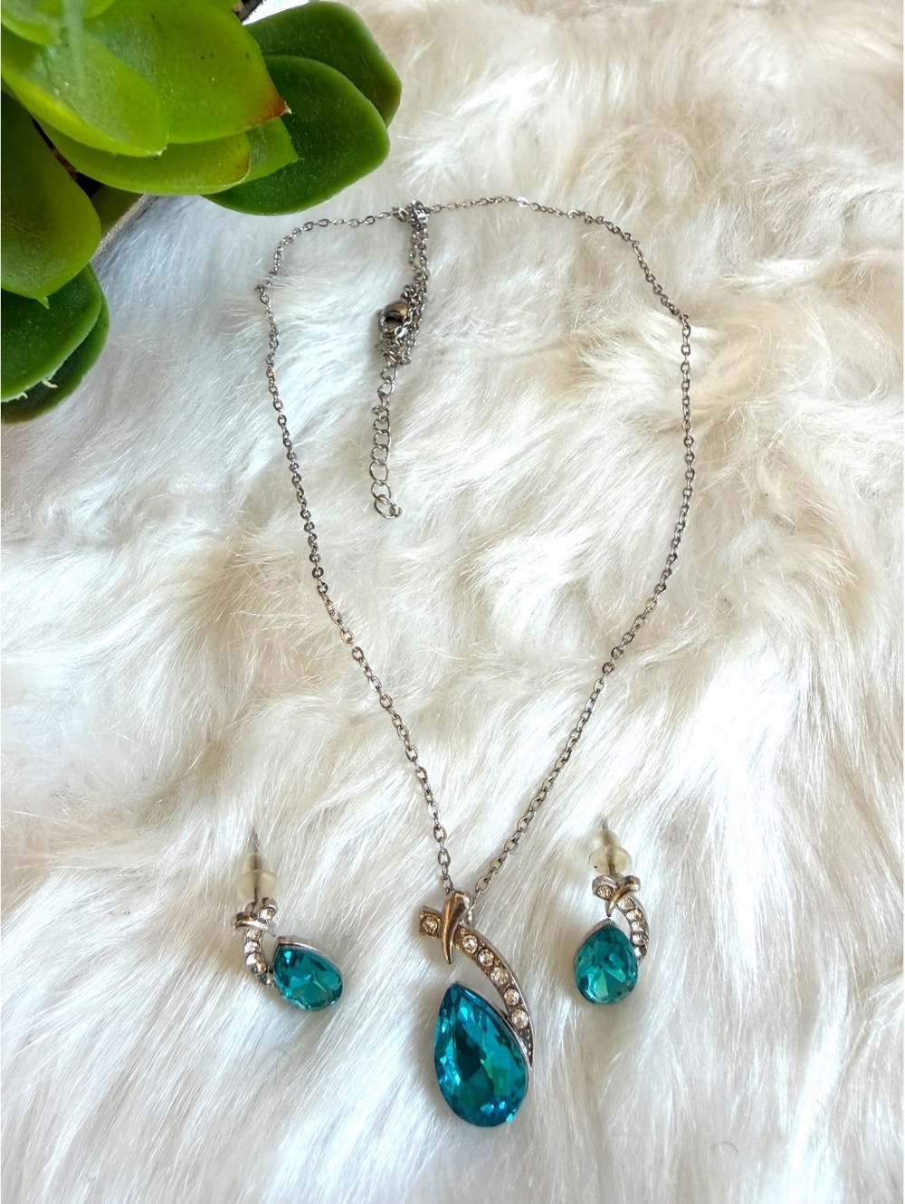Elegant Necklace and Earrings Set with Blue Color Stone